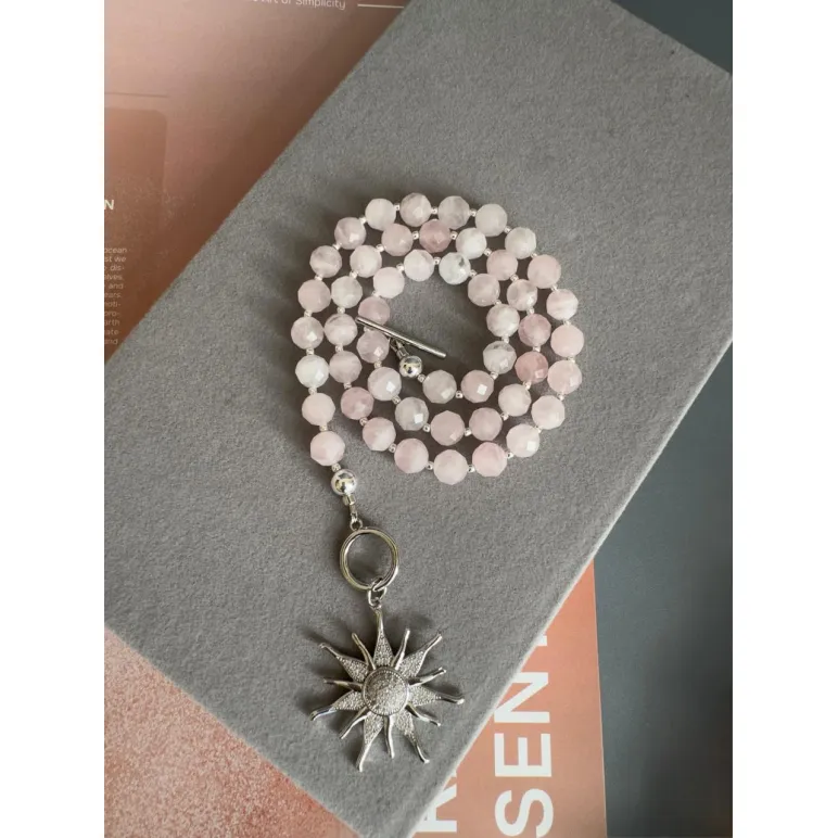 Колье из розового кварца в ювелирной огранке, с серебристой подвеской солнце