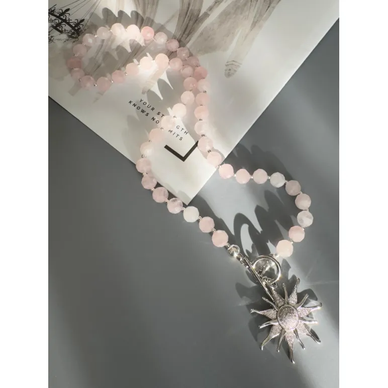 Колье из розового кварца в ювелирной огранке, с серебристой подвеской солнце