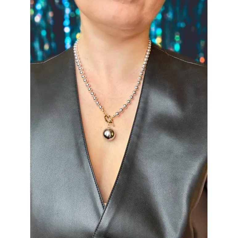 Колье из серебристого гематита с кулоном гладкий шар