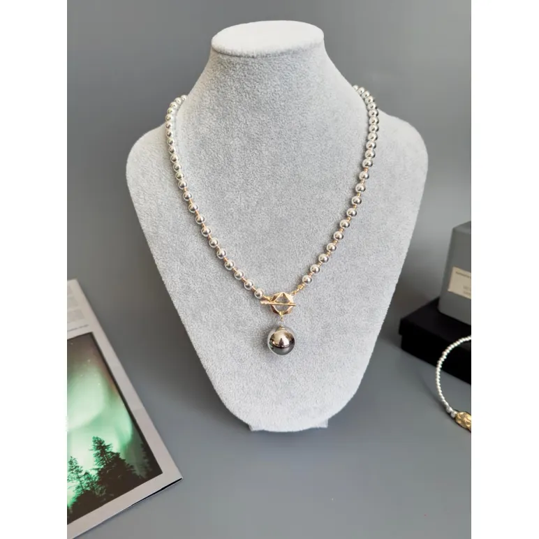 Колье из серебристого гематита с кулоном гладкий шар