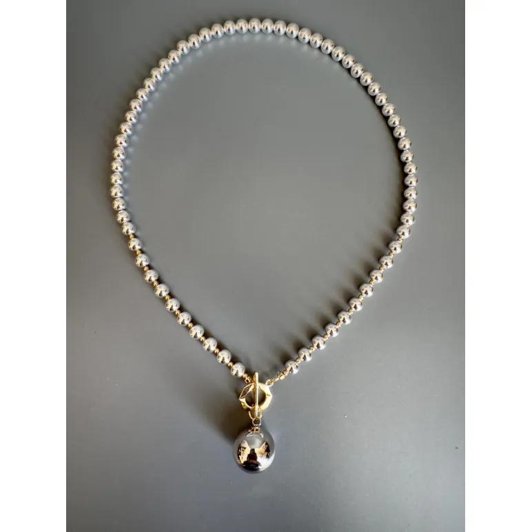 Колье из серебристого гематита с кулоном гладкий шар