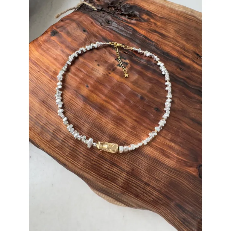 Чокер из серебряного гематита неправильной формы, с крупной золотой бусиной из мятого металла