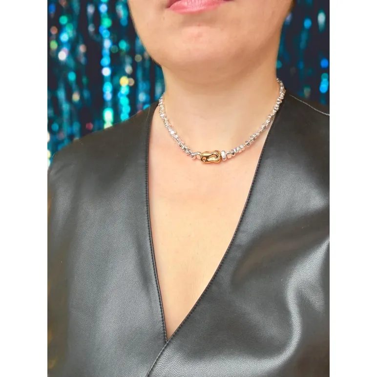 Чокер из серебряного гематита неправильной формы, с крупной золотой бусиной из мятого металла