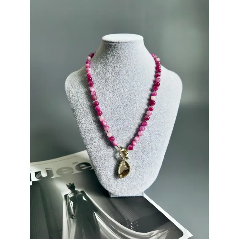 Колье из натурального арбузного кварца с крупным позолоченным кулоном