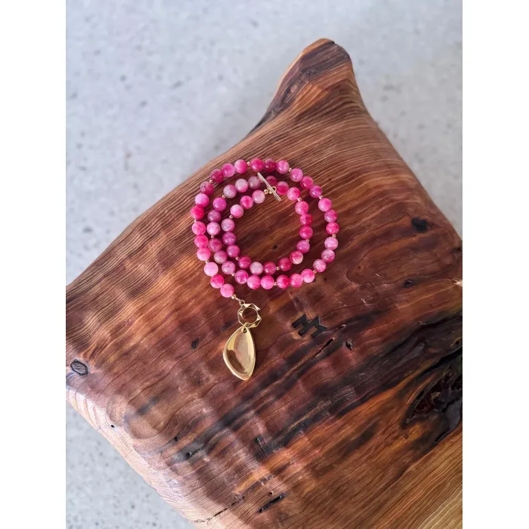 Колье из натурального арбузного кварца с крупным позолоченным кулоном