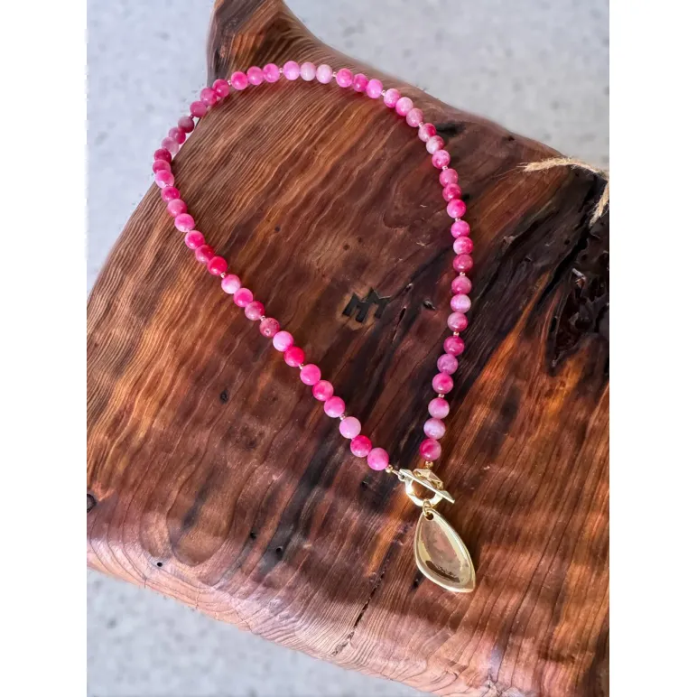 Колье из натурального арбузного кварца с крупным позолоченным кулоном