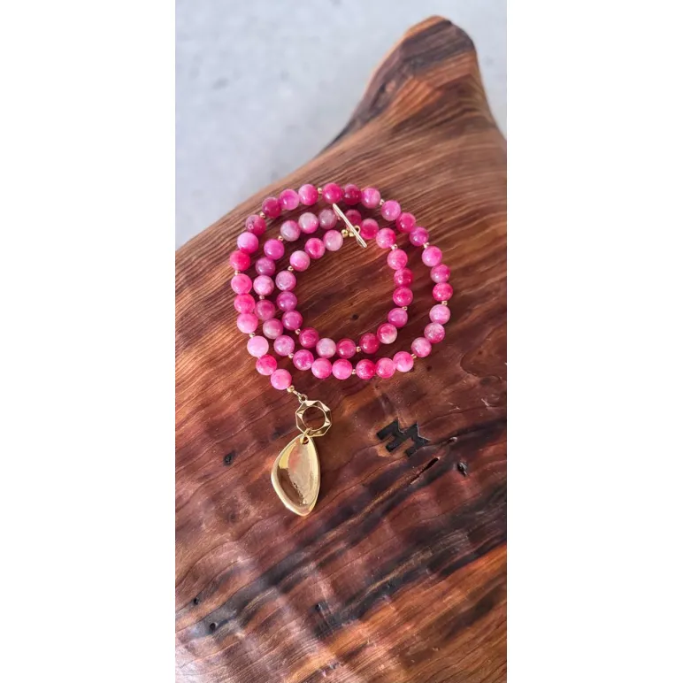 Колье из натурального арбузного кварца с крупным позолоченным кулоном