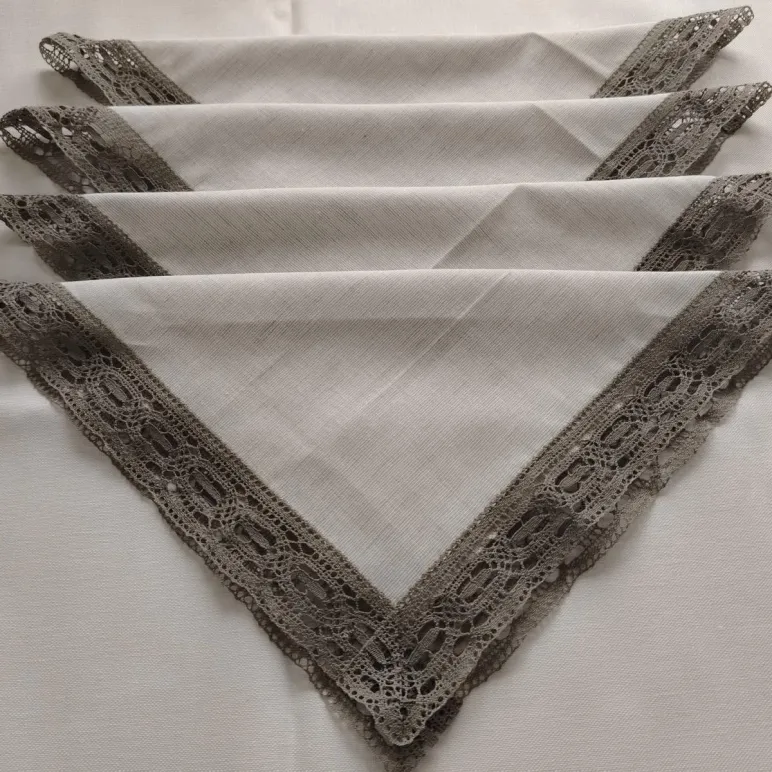 Льняная салфетка 35х35 см с кружевом по краю. Ручное крой. В наличии. Комплект 4 шт.