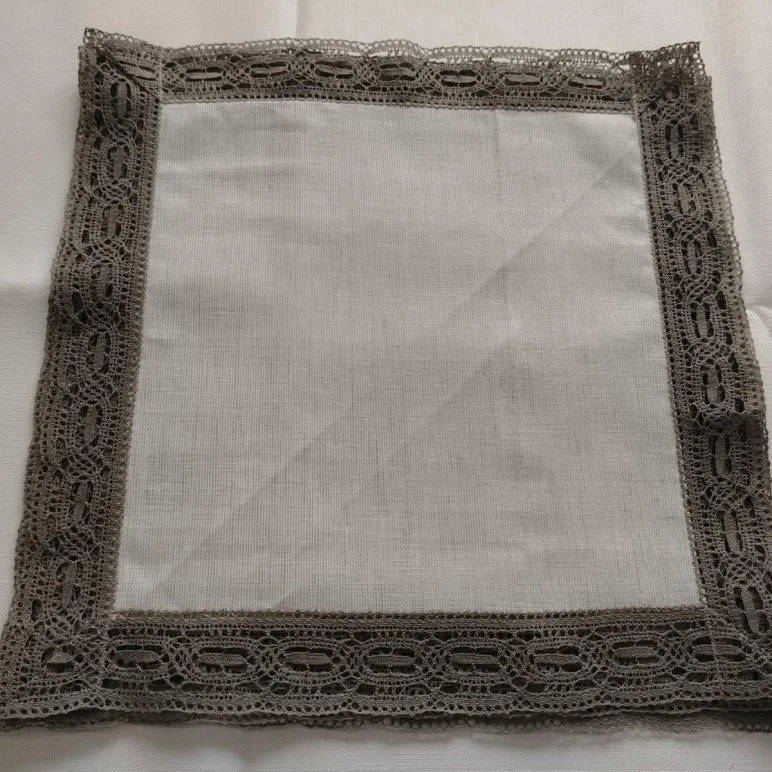 Льняная салфетка 35х35 см с кружевом по краю. Ручное крой. В наличии. Комплект 4 шт.