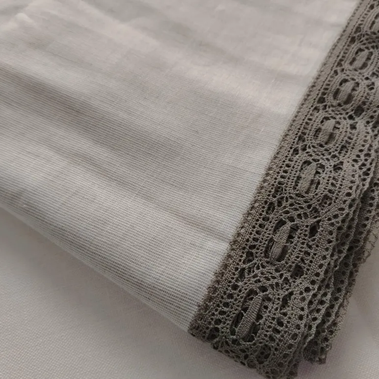 Льняная скатерть с кружевом по краю 155х225 см. Ручной крой. В наличии.