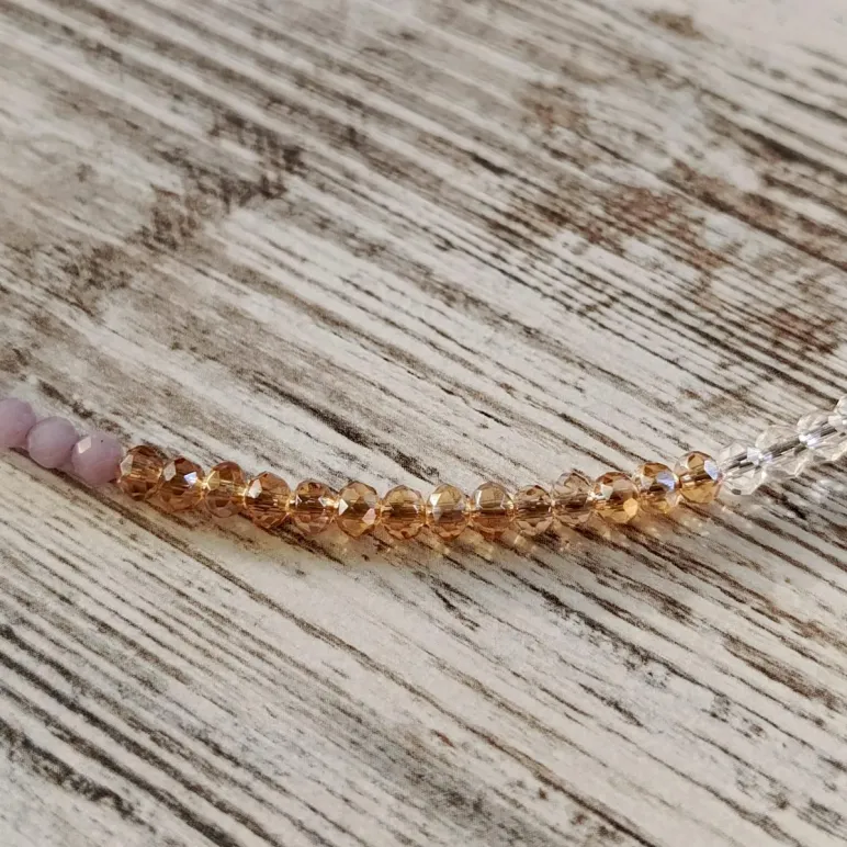 Чокер из фосфосидерита с цирконами