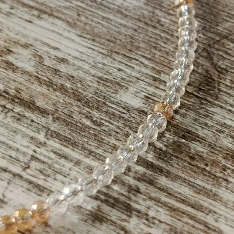 Чокер из фосфосидерита с цирконами