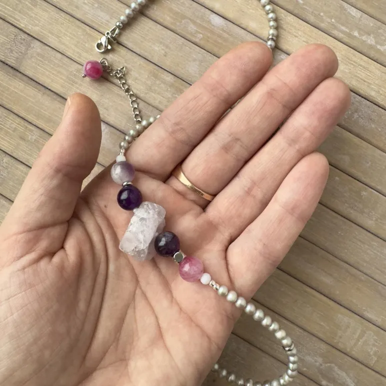 Колье из жемчуга с крупным необработанным флюоритом, аметистом и розовым. кварцем