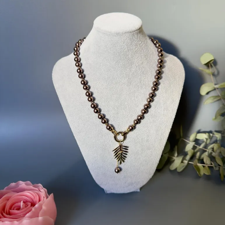 Колье из шоколадного жемчуга майорка, подвеска лист пальмы позолота.