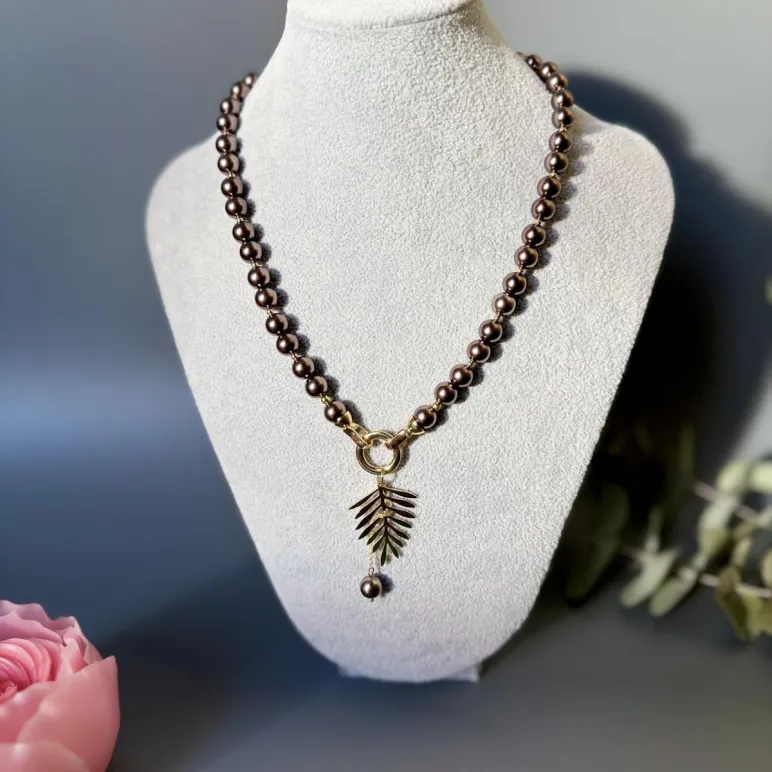 Колье из шоколадного жемчуга майорка, подвеска лист пальмы позолота.