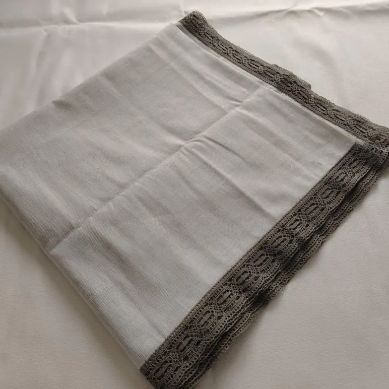 Льняная салфетка 35х35 см с кружевом по краю. Ручное крой. В наличии. Комплект 4 шт.