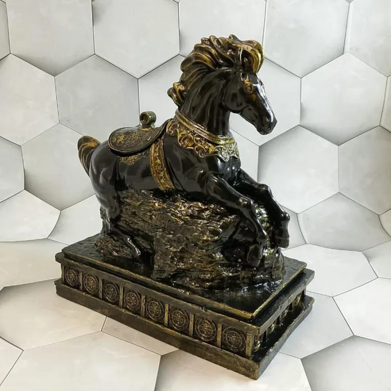 Декоративная шкатулка-статуэтка из гипса ручной работы «Конь Вороной»