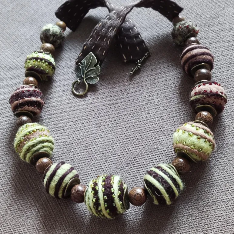 Бусы валяные ручной работы