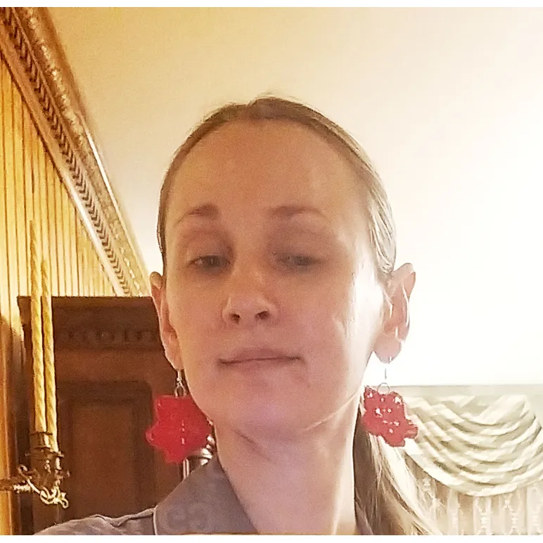 Вязанные сережки звездочки красные