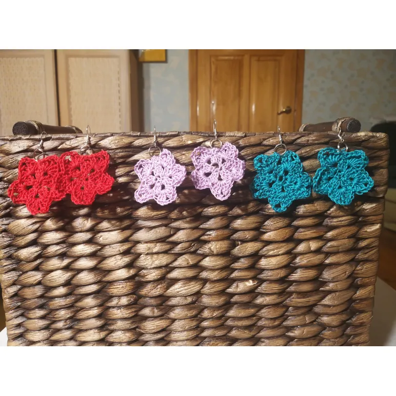 Вязанные сережки звездочки красные