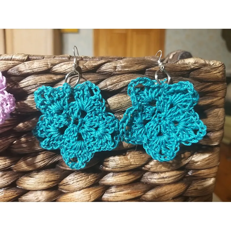 Вязанные сережки звездочки красные