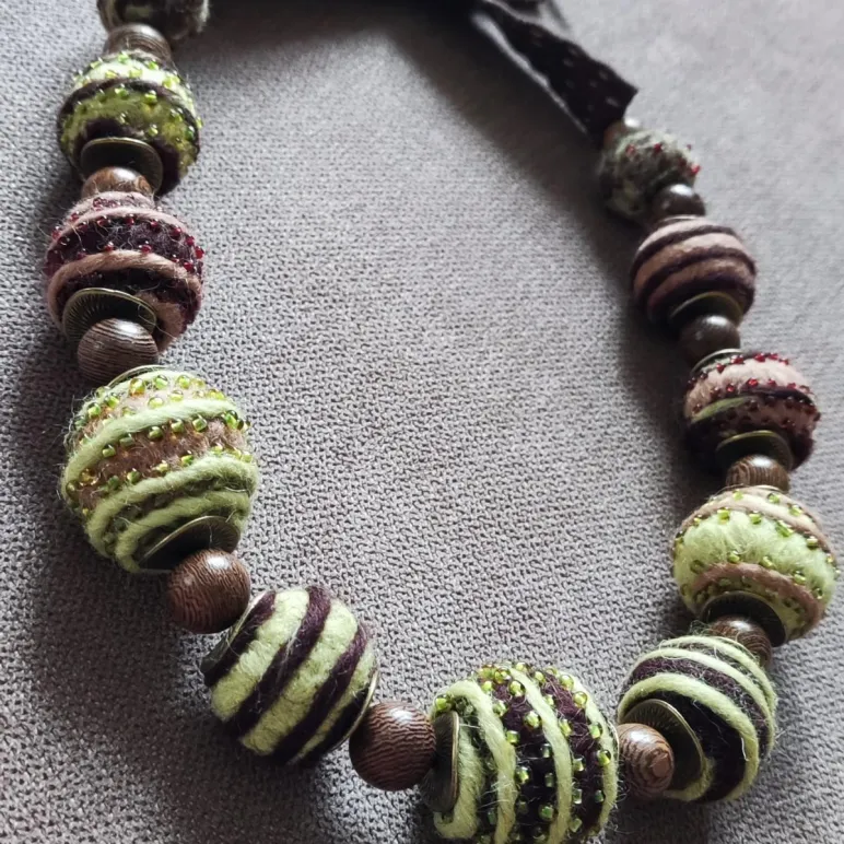 Бусы валяные ручной работы