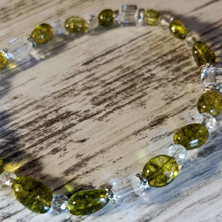 Браслет из хризолита и кварца