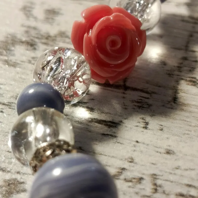 Браслет из голубого агата с кварцем и кораллом