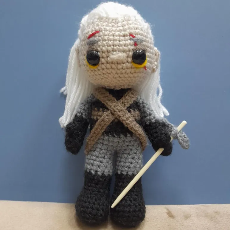 Вязаная игрушка Ведьмак