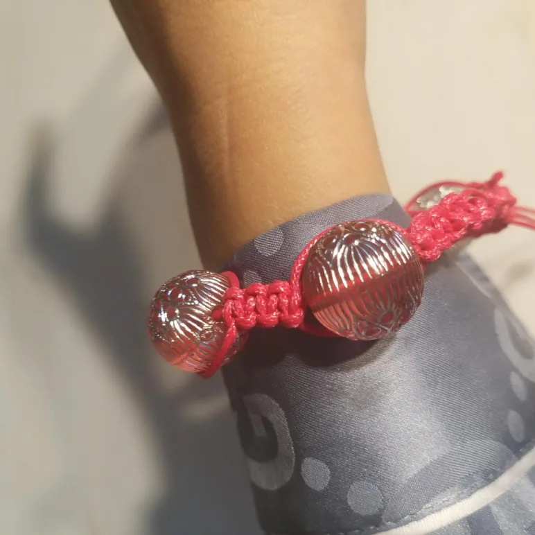 Браслет макраме из больших бусин и розового шнура