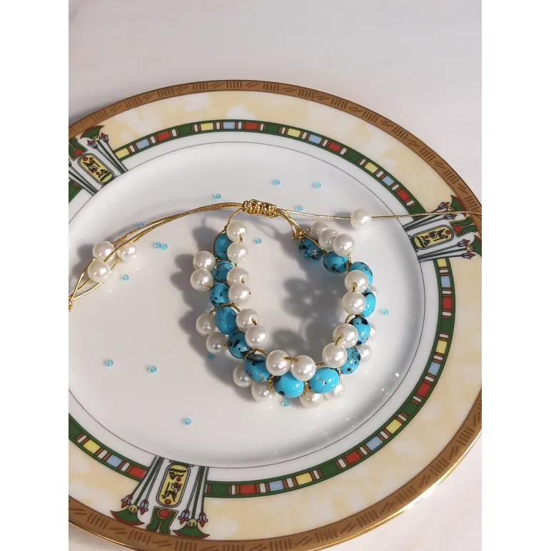 Браслет из бирюзовых и белых бусин