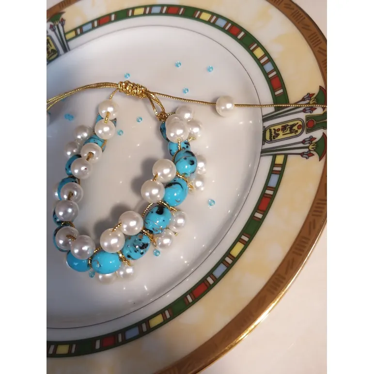 Браслет из бирюзовых и белых бусин