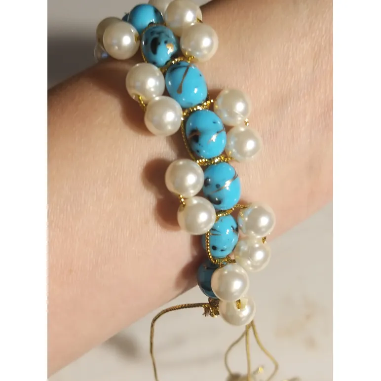Браслет из бирюзовых и белых бусин