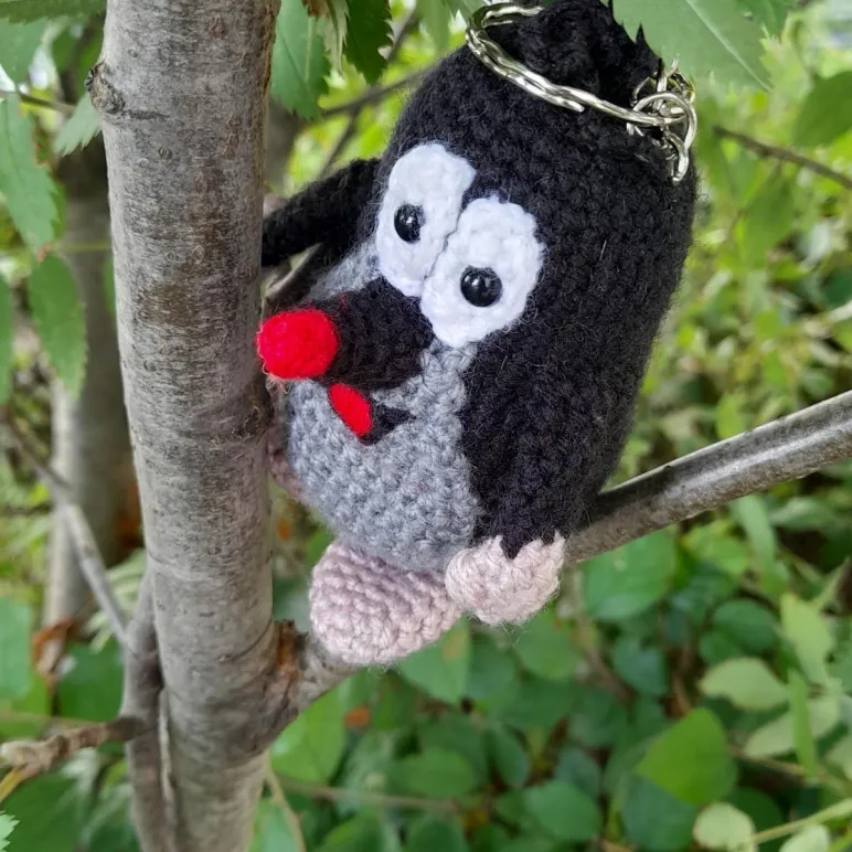 Вязаный крючком брелок Крот