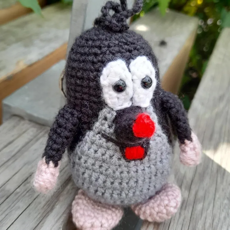 Вязаный крючком брелок Крот