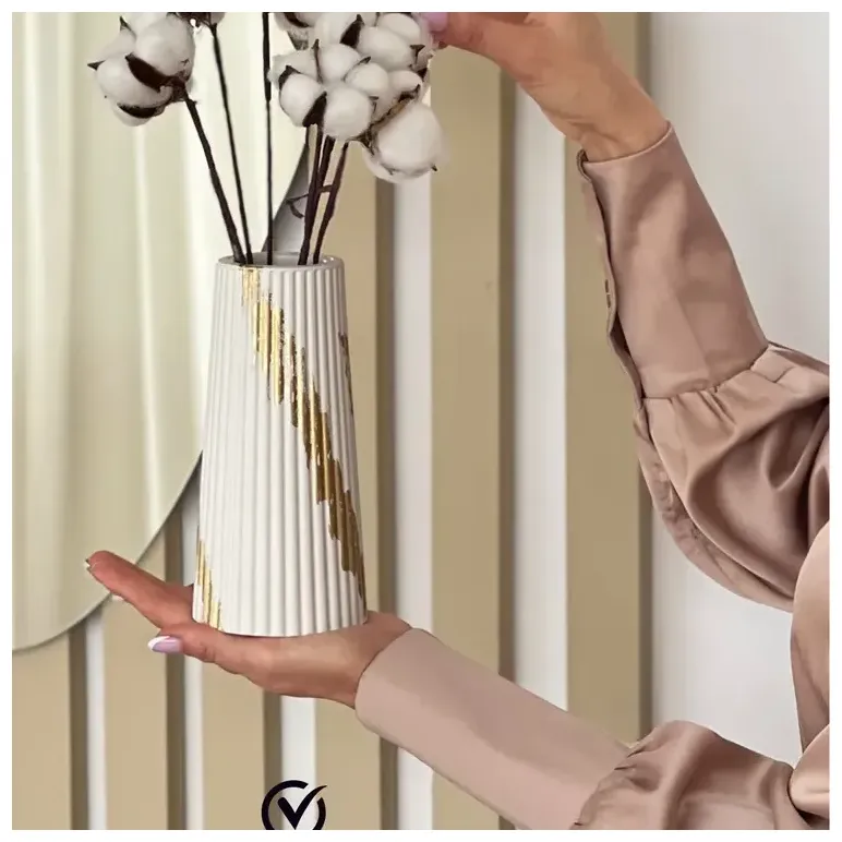 Ваза для сухоцветов ДЕКОР67, настольная, белая, с золотыми элементами, гипсовая