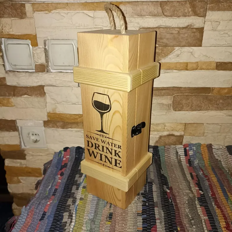 Ящик.Подарочная упаковка для винной емкости объемом 0,7 литра