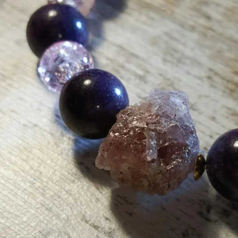 Браслет из чароита и кварцев