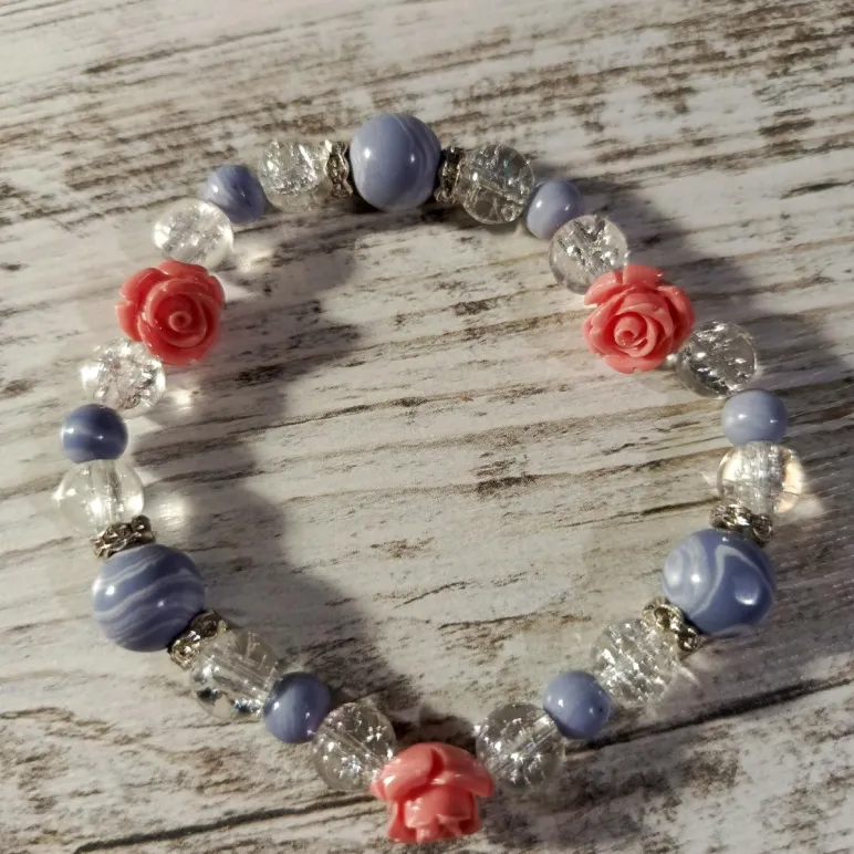 Браслет из голубого агата с кварцем и кораллом