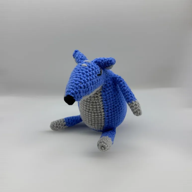 Вязаная игрушка Синий Волк