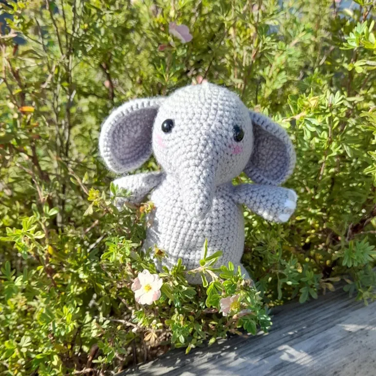 Слоненок вязаный крючком