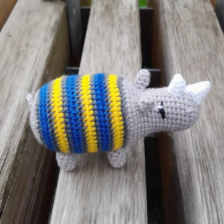 Вязаная игрушка Носорог