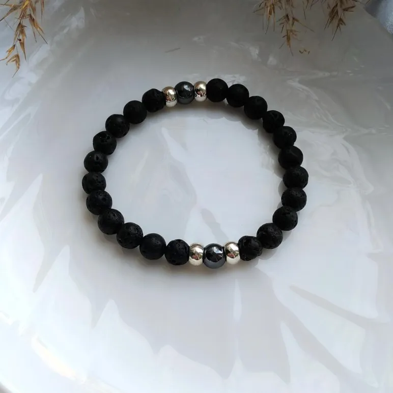 Мужской браслет с вулканической лавой и гематитом.