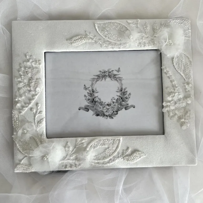 Фоторамка белая с цветами