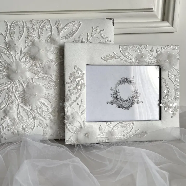 Фоторамка белая с цветами