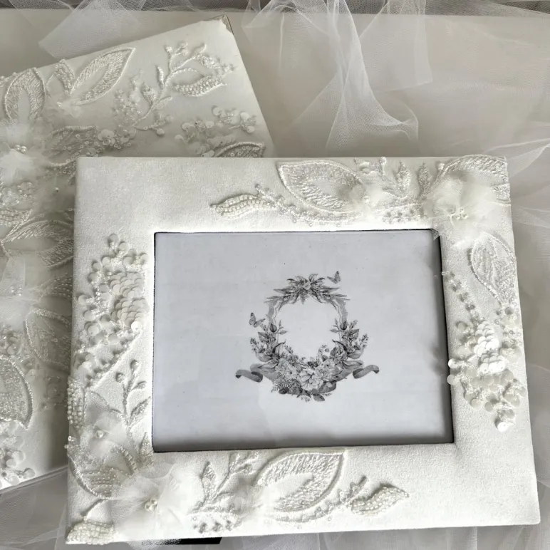 Фоторамка белая с цветами