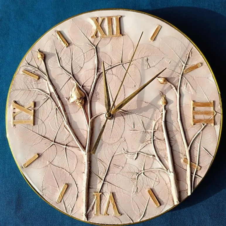 ,, Бутоны роз " часы с барельефом розы.