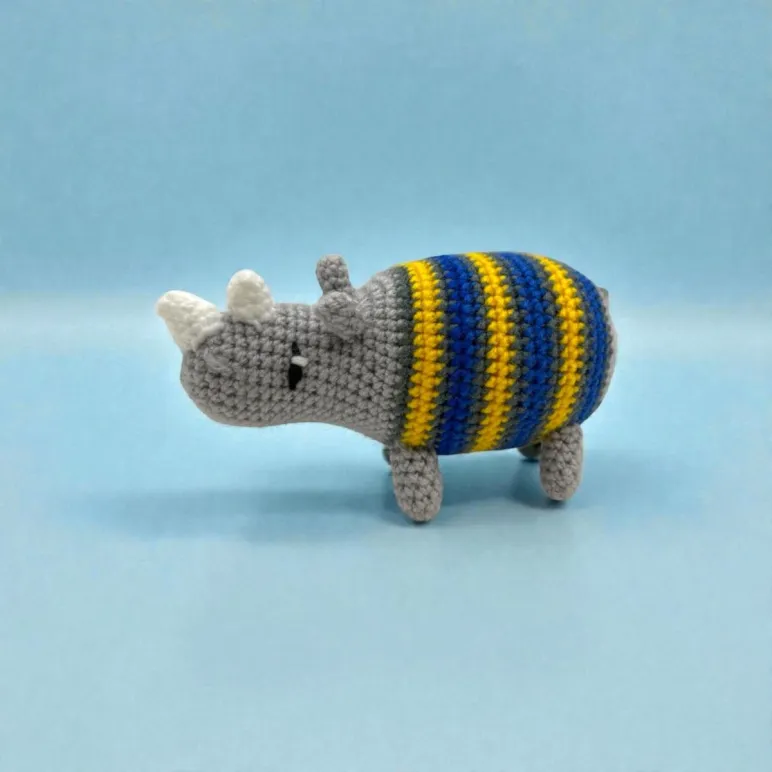 Вязаная игрушка Носорог
