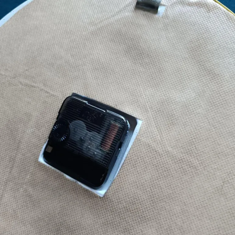 ,, Бутоны роз " часы с барельефом розы.