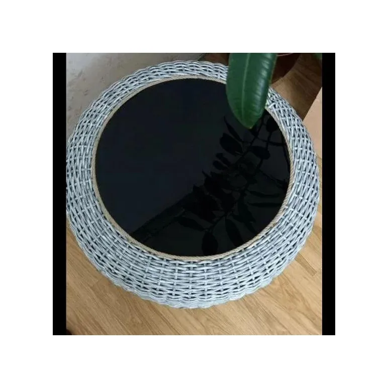 Стол из ротанга ручной работы